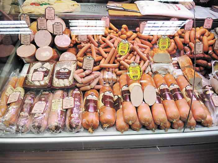 "Это нарочно?!": предложение повысить цены на вредную колбасу разозлило россиян