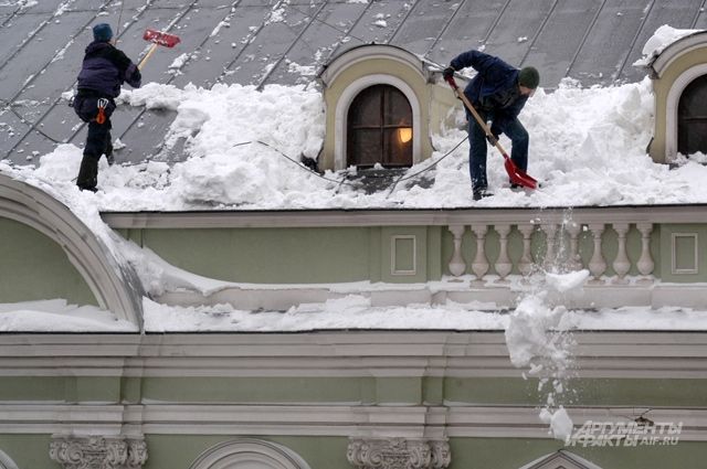 Сосульки и снежные шапки. Кто должен чистить крыши зимой?