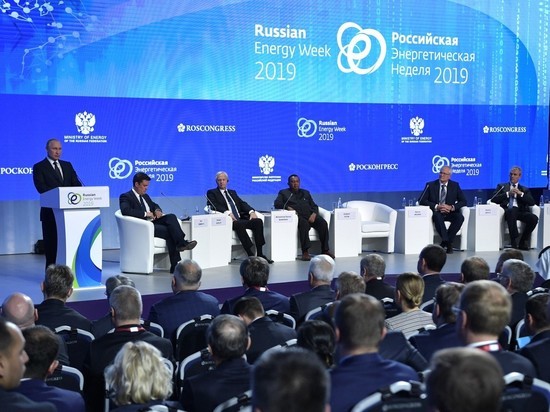 Путин предложил защитить Россию от доллара: эксперты оценили последствия